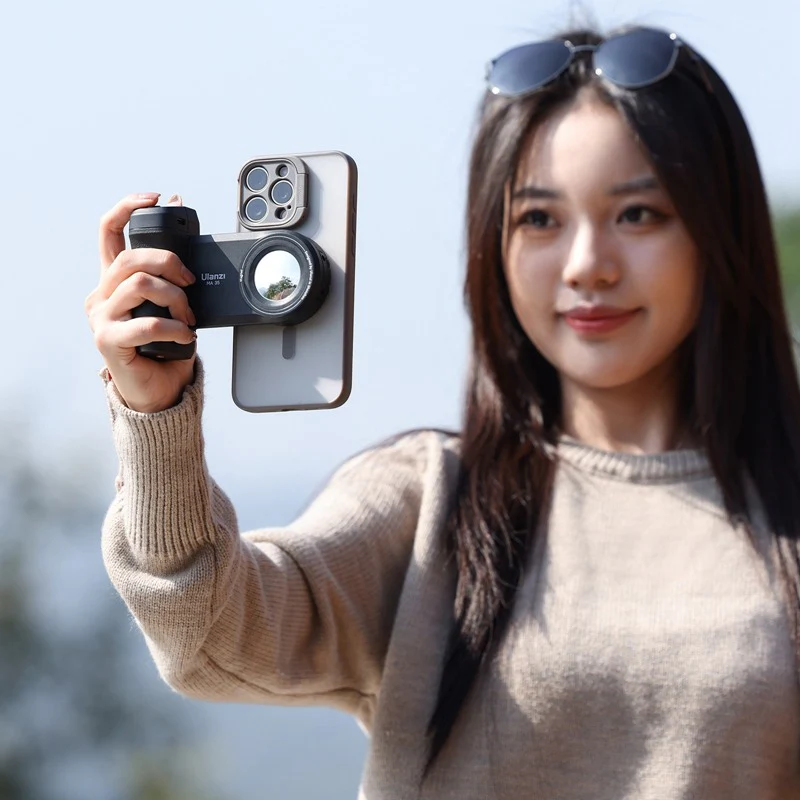Ulanzi MA35 MagSafe Bluetooth Smartphone Camera Shutter and Grip - Image 2