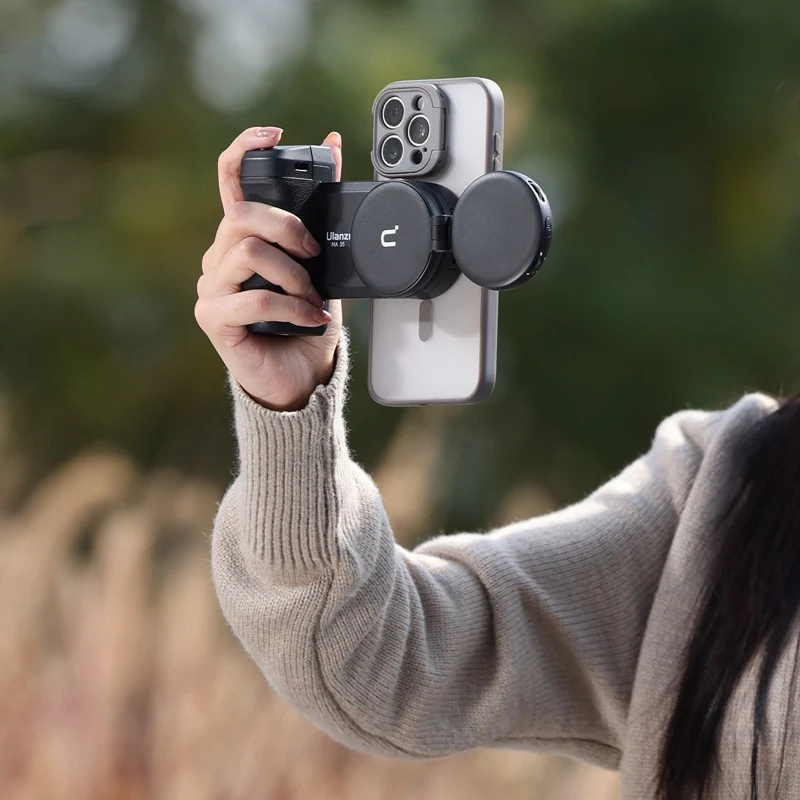 Ulanzi MA35 MagSafe Bluetooth Smartphone Camera Shutter and Grip - Image 3